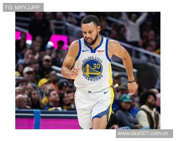 库里称赞小佩顿化学反应良好拦拆配合默契展现球队默契精神